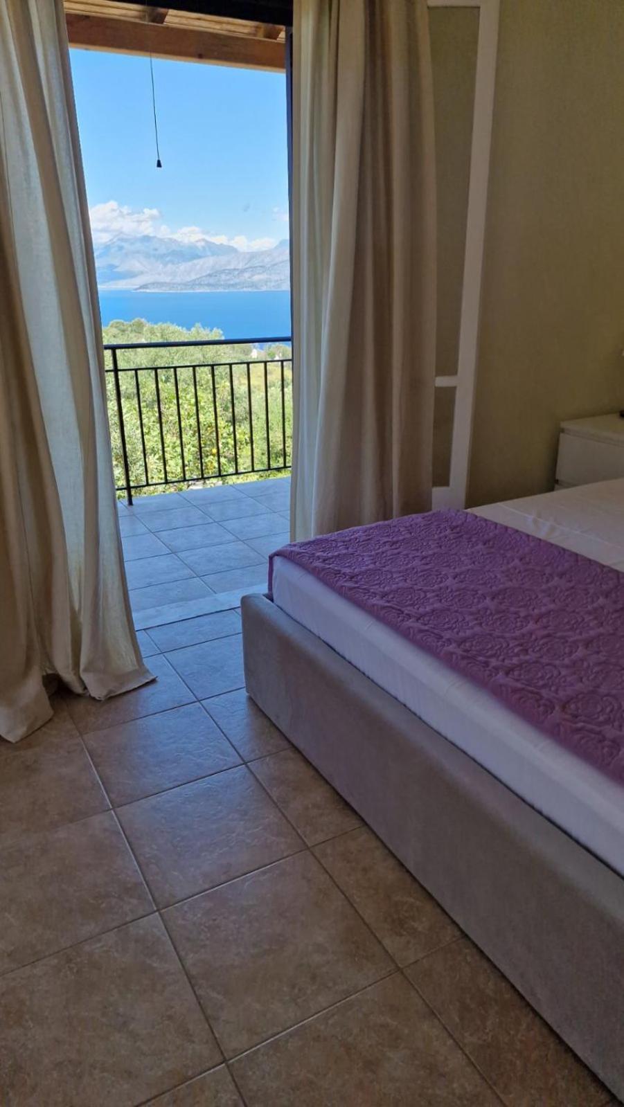 Efi Loutses Apartament